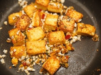 step3: 最後，將步驟1的豆腐加入鍋內並和鹹蛋黃拌勻，起鍋前加入剁碎的鹹蛋白、胡椒粉、糖和少許的蔥花並且拌炒均勻就完成了喔。