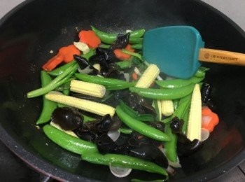 step3: 再加入雲取及紅蘿蔔片, 最後在中間加入豆腐, 輕手炒勻, 再加入老抽在豆腐上色及醬油膏, 快炒最後加糖及少許水即成