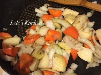 step3: 先把牛肉起鍋放入電鍋的內鍋(別忘了紅酒也要一起倒進去唷)
用鍋中剩下的油，繼續將蒜頭炒香，
接著放入蔬菜類大略炒一下，香氣有出來就可以囉~