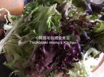 step2: 沙律葉洗淨備用。