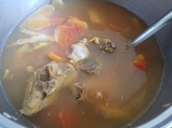 step8: 做法：

先將豬骨，螺頭，雞殼用 4 片薑，黃酒出水去腥，用 3 至 4湯碗水將所有材料，連同浸蟲草花的水放入，大火滾起再轉中細火煲 2 '1/2 小時，放入調味料，蓋好熄火焗約 45 分鐘，飲用前大火滾起，完成。
