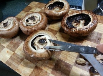 step8: 扒菇洗淨後剪去中間的部份