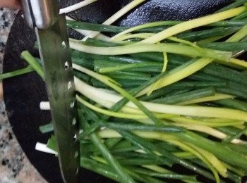 step2: 把葱切粒/切段。