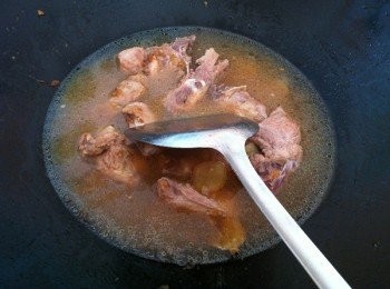 step3: 然後加入500ml食水，1小匙黑醬油，鹽巴少許煮滾。