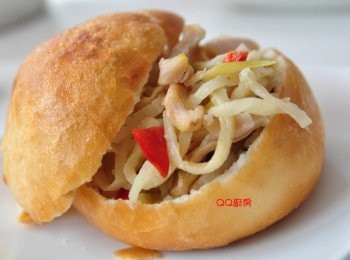 step8: 把榨菜豬肚絲加入裡面，就可以享用美味的～創意榨菜豬肚絲堡