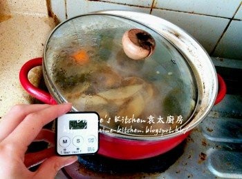 step8: 蓋上蓋轉慢火煲1 1/2小時