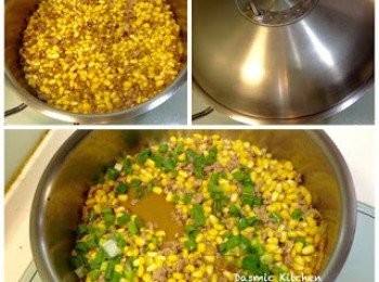 step5: 加入玉米粒拌勻，倒入醬油翻炒約30秒，再加入水混合，蓋上鍋蓋燜煮到鍋緣冒出水蒸氣，轉小火煮約2分鐘