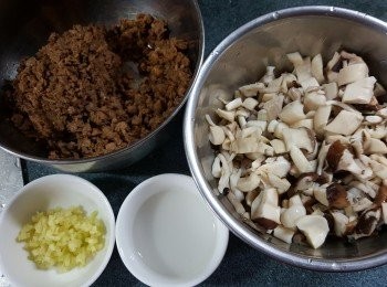 step2: 預備好所有餡料:雜菌出水後切粒,再用手揸乾水份,薑切成薑米