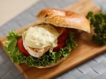 step4: 最後依序在培果上擺放生菜、魚排、塔塔醬就完成了。