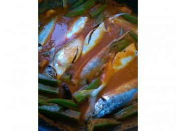 step6: 再次沸騰之後把魚慢慢的放進去，由於魚肉比較快熟也比較容易爛掉，所以要小心的翻面，煮個十分鐘之後就可以上碟咯~~