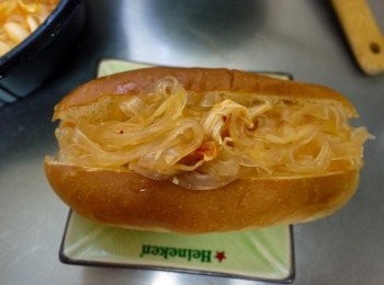 step5: 烤好後將吸飽湯汁的冬粉放入起司大亨堡中，淋上<span class="group_2">配料</span>