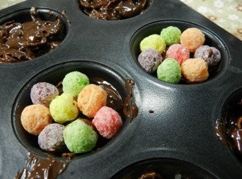 step8: 中間四個舀入巧克力脆片後，再擺上彩色玉米球，然後輕壓