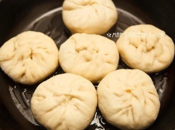 step11: 最後起油鍋，將水煎包下鍋並加入水一起加熱，直到鍋內的水份收乾，水煎包熟透就完成了。