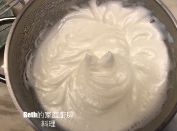 step3: 蛋白加入1/3的細砂糖B，用電動打蛋器打到起小泡泡，再加入1/3的細砂糖B，打發至濕性發泡（蛋白在打蛋器上會往下垂落），最後加入1/3的細砂糖B打發到乾性發泡（蛋白呈現紋路，在打蛋器上呈現鳥嘴狀，不會滴落）
