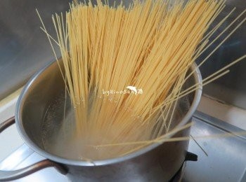 step4: 滾水燙熟天使細麵至6分熟