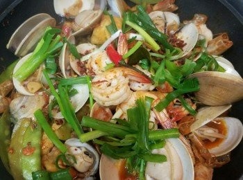 step4: 隨後再落豆卜，秀珍菇，荷蘭豆吸味。隨後落花甲炒香，下半湯匙紹興酒，糖兜勻。放檸檬葉。