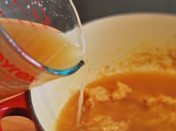 step5: 逐量加入牛高湯攪拌均勻，加蓋慢燉30~40分鐘，以鹽及研磨胡椒調味，起鍋前撒上白蘭地