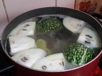 step6: 將所有材料倒入湯煲中，注入3升清水，用大火煲滾後