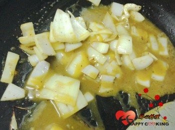 step6: 用少許油爆香洋蔥,加入3大匙咖哩鍋高湯