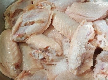 step2: 用刀仔在<a href="https://bit.ly/3zHU5V3" target="_blank" data-keyword="雞翼" class="guide-link"><strong>雞翼</strong></a> <span style="display:inline-block;vertical-align:middle;margin-top:-3px;color:initial;border-radius:3px;padding:2px 3px;font-size:12px;line-height:14px;background:#87d300;color:#fff;">即買</span> 底部中間大力劃一刀或交叉劃兩刀，落2茶匙粗鹽帮<a href="https://bit.ly/3zHU5V3" target="_blank" data-keyword="雞翼" class="guide-link"><strong>雞翼</strong></a> <span style="display:inline-block;vertical-align:middle;margin-top:-3px;color:initial;border-radius:3px;padding:2px 3px;font-size:12px;line-height:14px;background:#87d300;color:#fff;">即買</span> 按摩兩分鐘