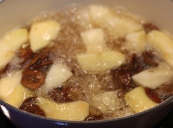 step2: 所有材料放入煲，大火煲滾後轉中火煲60分鐘