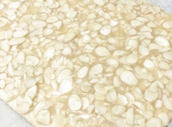 step4: 2) 加入杏仁片拌勻, 再倒上杏仁曲奇餅底上, 用抹刀抹勻