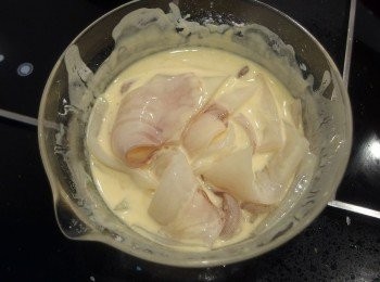 step1: 將透抽去除內臟及外皮,切成塊狀或圈狀後加入<span class="group_2">醃料</span>抓醃入味(靜置15分鐘即可),同時將起司酥炸粉加入水調成濃稠狀(不要太稀,因為加入醃製好的中捲剛好能裹上薄薄一層<span class="group_3">麵糊</span>)。此圖為裹上<span class="group_3">麵糊</span>的中捲