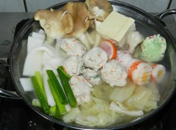 step7: 另取一鍋，放入自己喜歡的火鍋料與<span class="group_2">雞肉丸子</span>，加入高湯與酸白菜，煮滾後就可以享用囉！