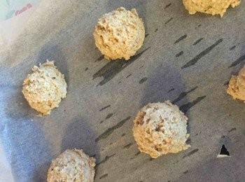 step3: 用ice cream scooper scoop (我是1TBSP 1 SCOOP)上焗盤上，用預熱了200度的焗爐焗10分鐘(每人焗爐脾氣不同~),然後轉220度焗多1—2分鐘上色(honey好易上色要eyeball住!)，出爐後掃上蜜糖,閃閃令即可。