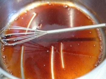 step6: 濃甜紅酒Vincotto做法 - 
1) 把糖、薑粒、丁香及玉桂枝放入煲內滾後開中火煮半小時，直至蒸發1/4份量，然後過篩濾走香料備用，放在雪柜內可存放3個月