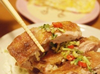 step6: 一口咬下好卡滋唷~~ 不只有酥脆外皮雞肉也嫩嫩耶^^" 吸附著酸辣<span class="group_3">醬汁</span>真的好開胃呢&gt;////