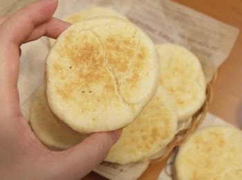 step12: 沾上自己喜愛的果醬吃~~~ 或者夾入蛋.火腿或起士都很棒^^b