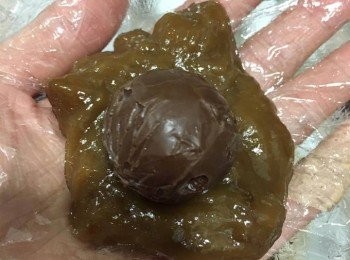 step4: 可用一細塊保鮮紙塗上少許菜油， 將小粉團鋪上面壓成圓餅形，再放入朱古力粒