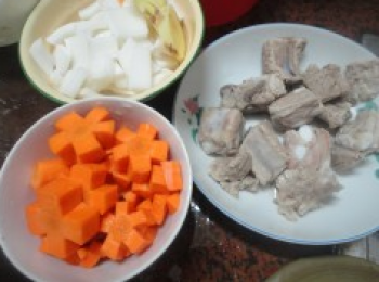 step4: 紅蘿蔔切塊。