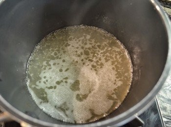 step2: 然後倒入鍋中煮滾後熄火。