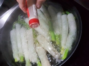 step6: 再加入白胡椒粉少許,將蘆筍煮3分鐘