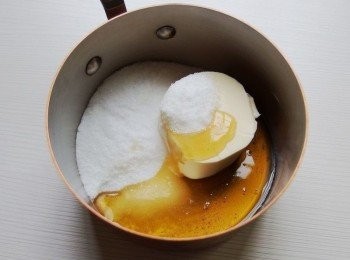 step2: 將奶油,砂糖及蜂蜜倒入較厚的鍋子中