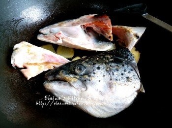 step6: 期間燒紅鑊 , 爆香薑片 , 放入三文魚頭煎至兩面金黃色