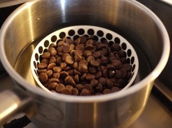 step2: 巧克力隔水加熱溶化，溶至醬狀。
