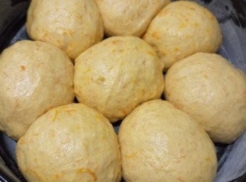 step3: 取出麵糰排氣，分成8份滾圓，靜置10分鐘。壓平麵糰，包入<span class="group_2">內餡</span>，收口向下，放模具中置室溫發酵至2倍大。