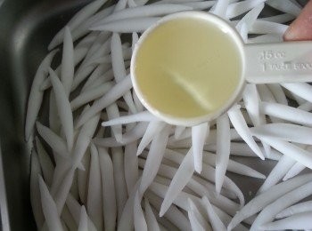 step5: 取一粒粉糰放在左手掌心中間,用右手十字型向左右搓成銀針粉形.加1湯匙生油將所有粉糰完部拌勻,用大火蒸30分鐘至熟後待用