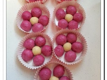 step5: 完成醒麵後, 拍打麵團排出空氣, 滾圓, 收口向下放於模具內。一個紙模放入一個白色麵團及五個紅色麵團。進行第二次發酵至兩倍大約60分鐘。