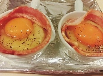 step3: 放入雞蛋後用鹽及黑胡椒粒調味