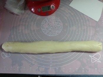 step4: 取出麵團搓成長條形,平均出體15粒,每粒約27g-30g一粒