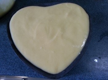 step18: 再用刮刀抹平mousse漿,放入雪櫃雪4小時以上待cake硬身