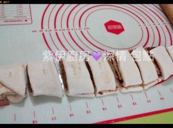 step6: - 將麵糰平分4份長方條, 疊起