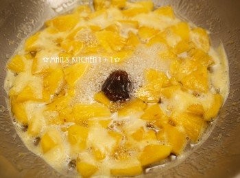 step3: 煮滾後用中小火慢慢煮到收汁，並加入麥芽糖。