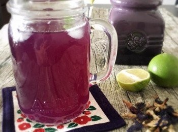 step3: 蝶豆花水放涼後加入青檸汁、蜜糖、冰塊便可享用, 它的顏色會由藍色變成為紫色, 好美喔!