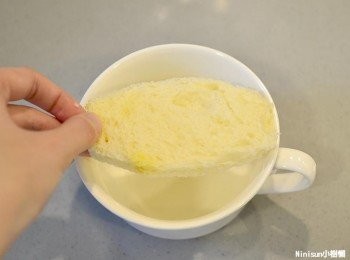 step9: 取一片吐司測量碗的大小剪一片如圖中類似橢圓的造型 放入烤箱120度約烤15分鐘