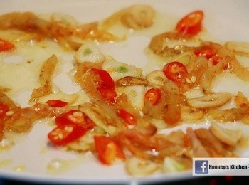 step8: 加入蝦乾和指天椒炒香